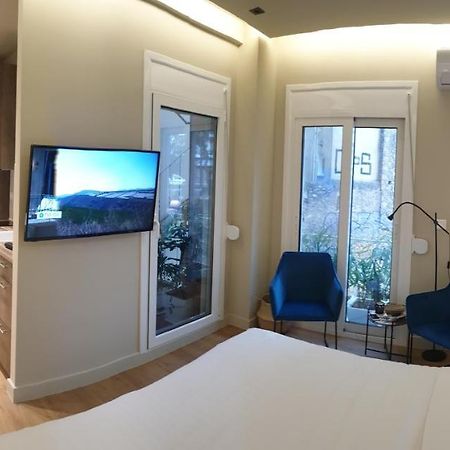 Appartamento Renovated Studio With Roof Garden Access, 15 M Walk To Acropolis Atene Esterno foto
