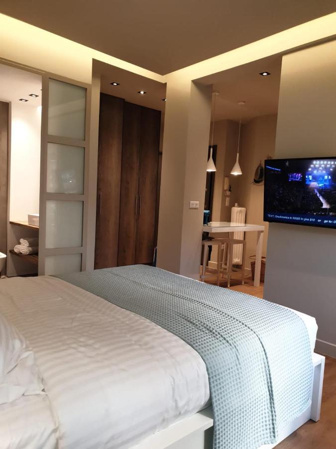 Appartamento Renovated Studio With Roof Garden Access, 15 M Walk To Acropolis Atene Esterno foto