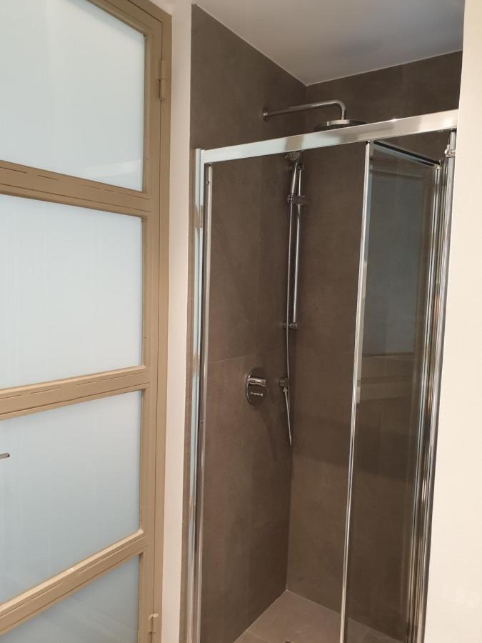 Appartamento Renovated Studio With Roof Garden Access, 15 M Walk To Acropolis Atene Esterno foto