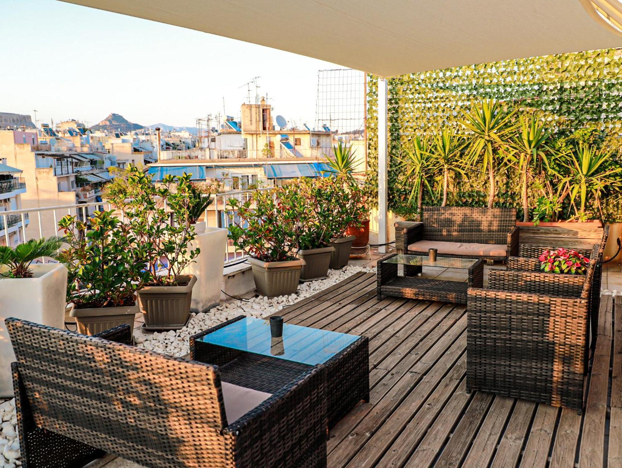 Appartamento Renovated Studio With Roof Garden Access, 15 M Walk To Acropolis Atene Esterno foto